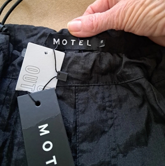 Women Motel NWT Krinkle Cargo Shorts in Black szS. Adorable shorts toggle waist - Picture 2 of 6
